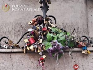 La polizia locale rimuove 200 "lucchetti dell'amore" da piazza di Trevi