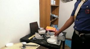 Una raffineria di droga alle porte di Roma. Per evitare l'arresto appiccano un incdendio