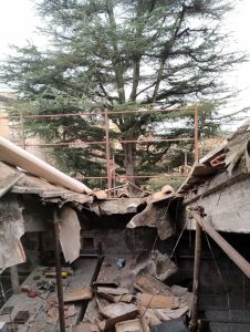 Addio al tetto di nylon. Il Comune ripara il buco nel palazzo "squarciato"