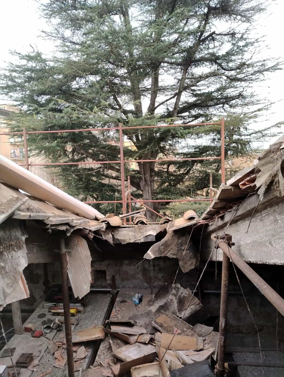 Addio al tetto di nylon. Il Comune ripara il buco nel palazzo "squarciato"