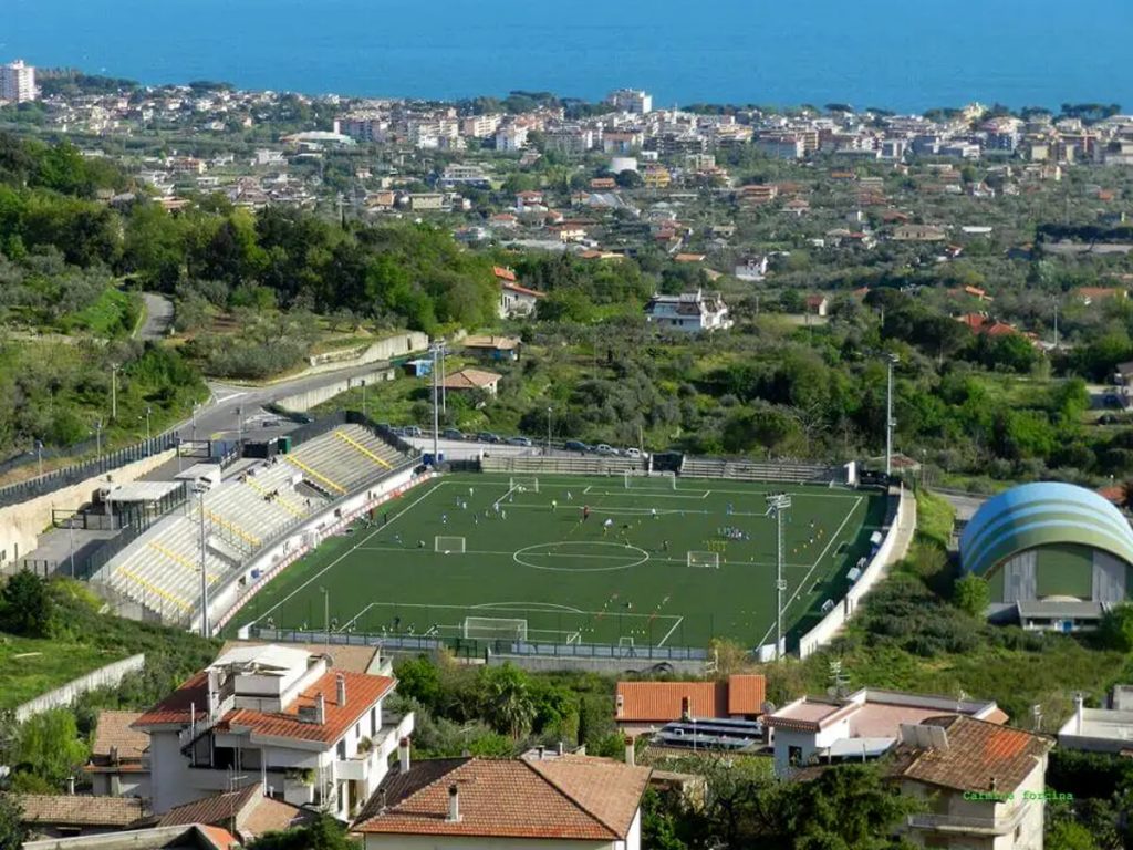 Clamoroso a Formia, i giocatori arrivano allo stadio Washington Parisio e trovano chiuso