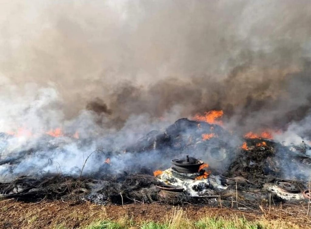 Maxi incendio ad Ardea, la discarica brucia ancora: oggi i primi rilievi per la qualità dell'aria