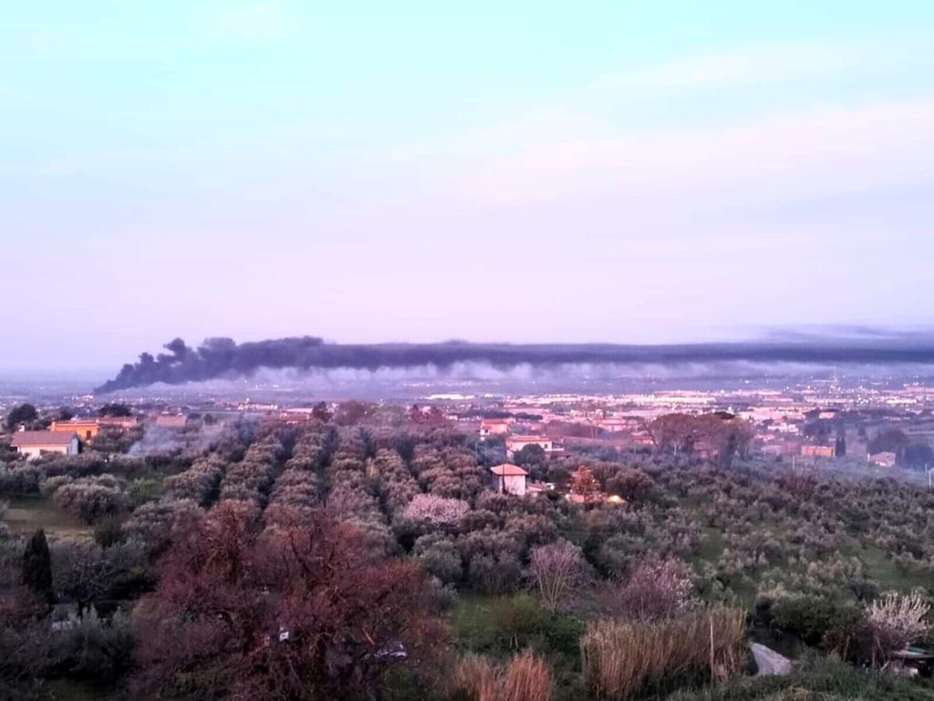 Incendio Ardea, in fiamme pneumatici e rifiuti. Nube nera su Roma e i Castelli. "Tenete le finestre chiuse"