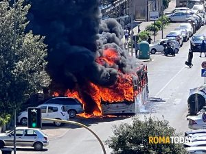 Incendio a Tor Sapienza: autobus in fiamme, colonna di fumo visibile da chilometri