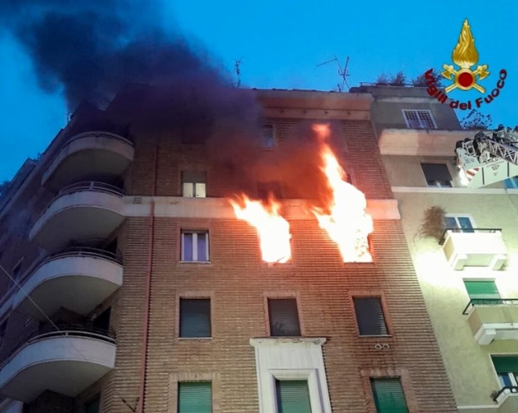 Incendio in un appartamento a Prati: morto un uomo