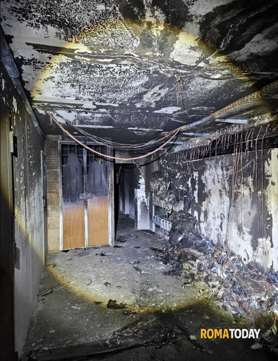 La Torre resta al buio, l'incendio manda 75 famiglie in strada. A Tor Bella Monaca presidio per evitare le occupazioni