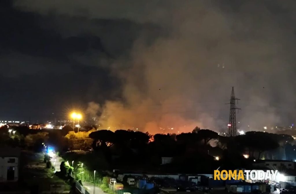 Il nuovo incendio nella maxi discarica di Roma, il Comune: "Tenete finestre chiuse". Via al monitoraggio dell'aria
