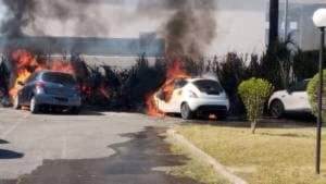 Palo della corrente in corto circuito: in fiamme tre auto