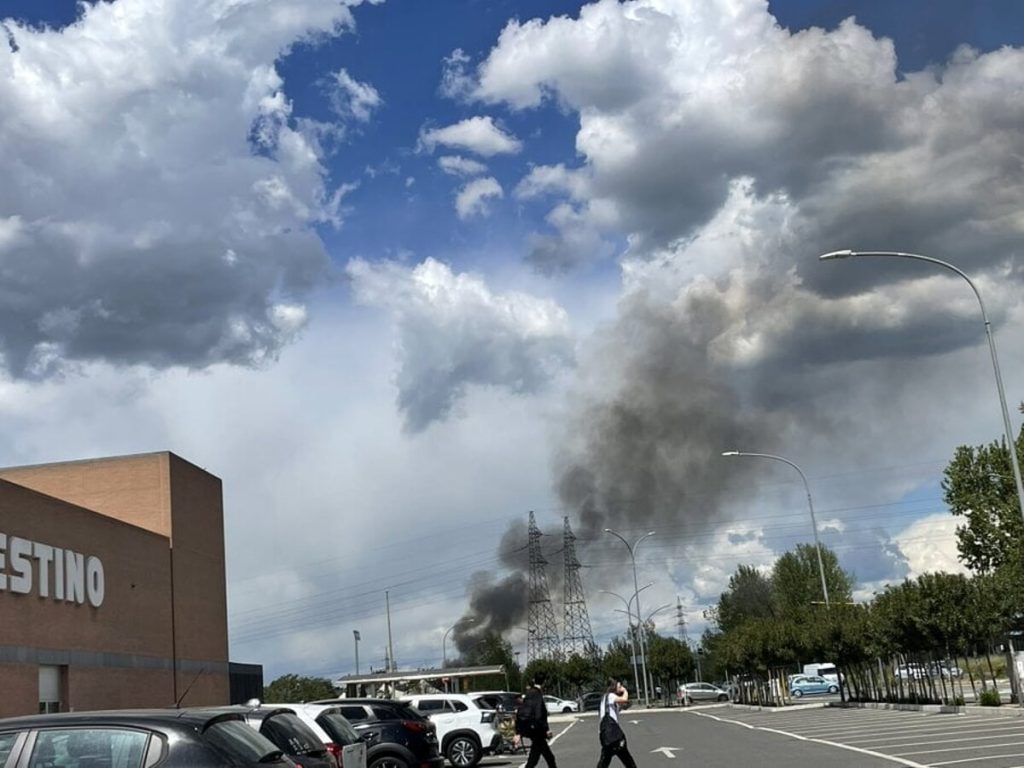 Incendio sulla Collatina Vecchia, brucia ancora la discarica abusiva. A24 chiusa per troppo fumo