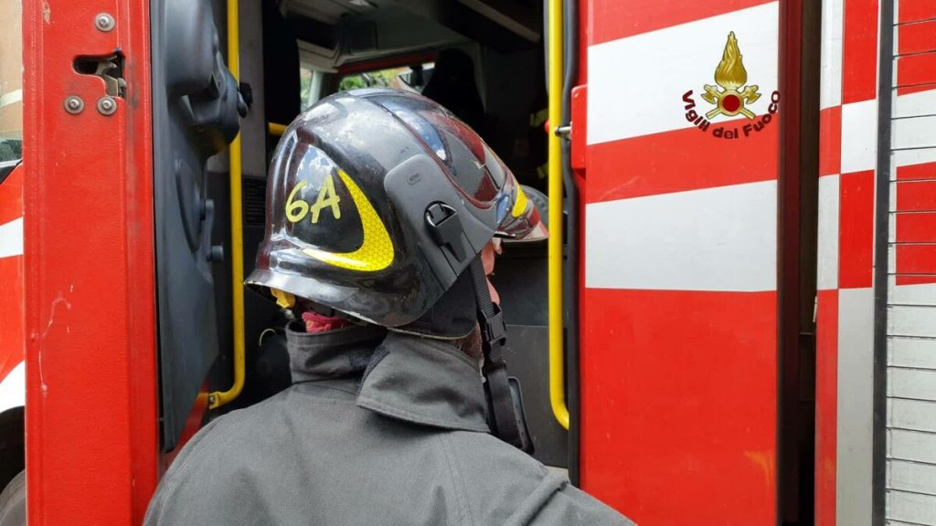Incendio a Roma, dimentica phon acceso sul materasso e scoppia il rogo. Due anziani intossicati