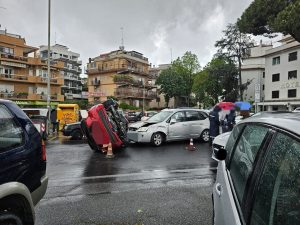 Incidente a Prati Fiscali: auto ribaltata dopo scontro con altra vettura