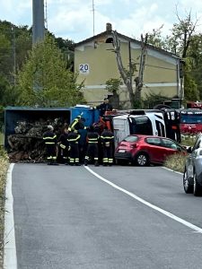 Incidente via Salaria: scontro auto-tir, camion perde carico di tronchi. Chiusa la strada