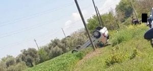 Perde il controllo dell'auto e si ribalta in un prato