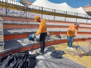 Le operazioni di pulizia da parte dei volontari di Scientology a Primavalle