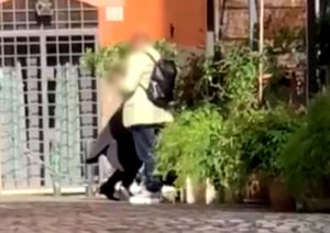 Il trucco dei ladri, nascondersi dietro una siepe per rubare ai clienti del ristorante