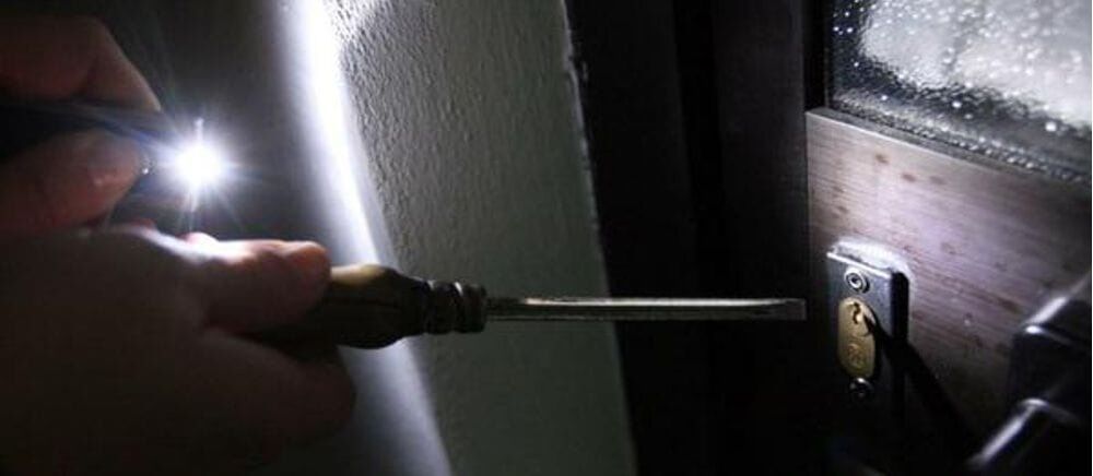 Coppia di ladre bloccate mentre forzano la porta di un appartamento