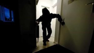 Scopre i ladri in casa e ne ferma uno con l'aiuto degli amici