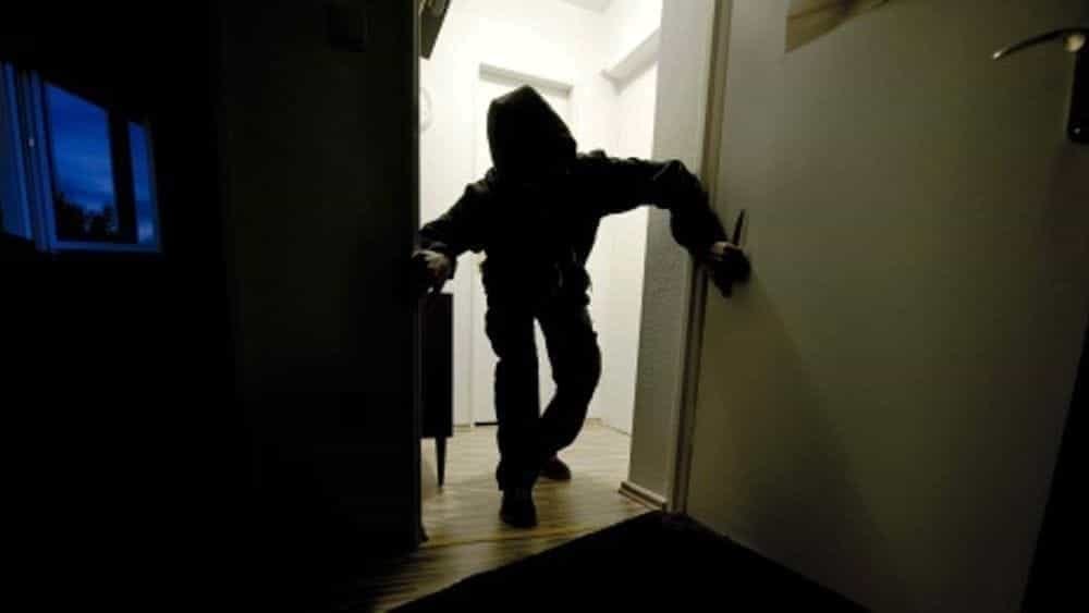 Scopre i ladri in casa e ne ferma uno con l'aiuto degli amici