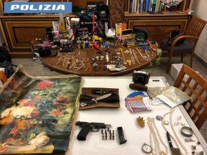 Topolino decoder e chiave bulgara, sgominata batteria di ladri d'appartamento