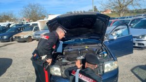 Sorpreso nell'auto dal proprietario lo colpisce con un paio di forbici
