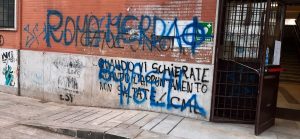 L'eredità del derby: svastiche e offese sui muri del liceo di Ponte Milvio