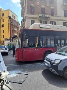 Pedone litiga con l'autista e spacca il finestrino dell'autobus