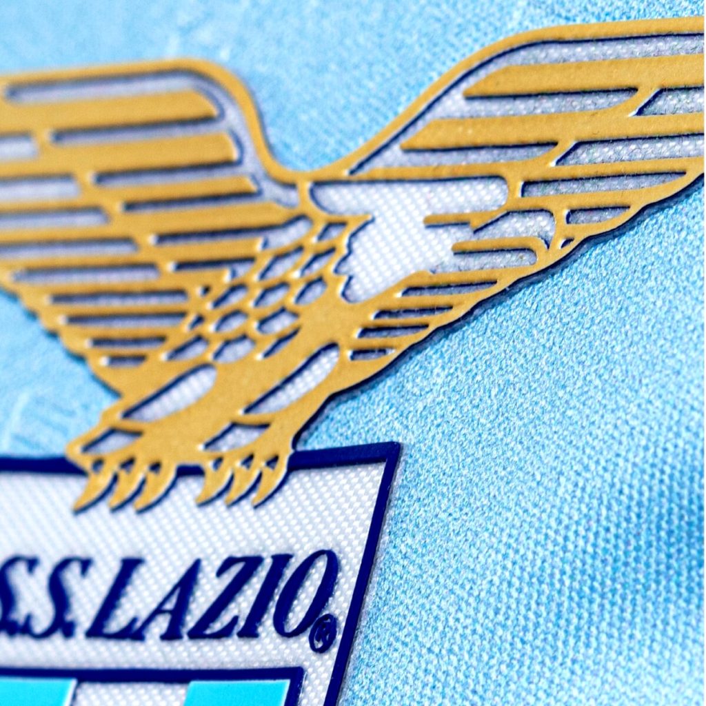 La Lazio presenta la maglia speciale per i 50 anni del primo scudetto: le immagini