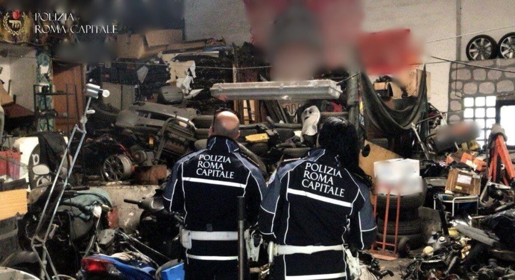 Meccanico occupa sala condominiale e la trasforma in autofficina abusiva