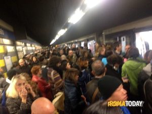 Metro B, mattinata da incubo. Fanno scattare l'allarme e bloccano un treno: servizio nel caos