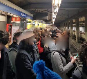 Metro B, un passeggero si sente male e il servizio va in tilt. Mattinata da incubo per i pendolari