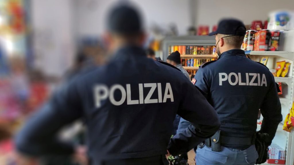 Ostia, ubriachi molesti e 300 chili di cibo non tracciato: chiuso minimarket