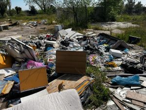 Discariche al posto delle baraccopoli. Ecco in che condizioni sono gli ex campi rom chiusi da Raggi
