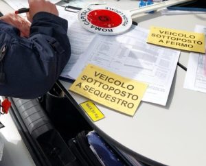 Motociclista guida senza patente, assicurazione e revisione: 6 mila euro di multa