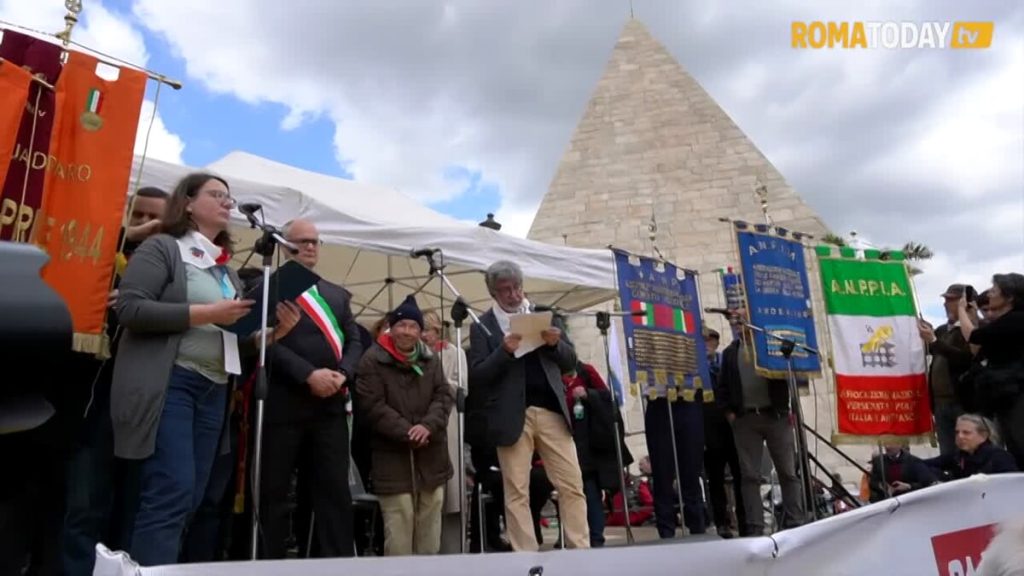 VIDEO | Anpi si riprende Porta San Paolo: in testa al corteo del 25 aprile anche il padre di Ilaria Salis