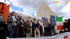 VIDEO | Anpi si riprende Porta San Paolo: in testa al corteo del 25 aprile anche il padre di Ilaria Salis