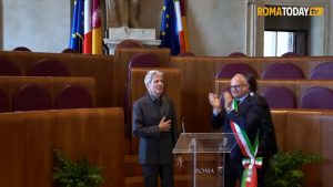 VIDEO | Claudio Baglioni riceve la Lupa Capitolina. Su Centocelle: "Potrebbe esserci qualche sorpresa"