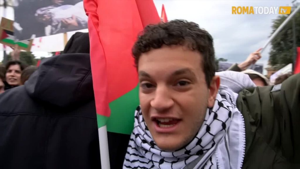 VIDEO | Un 25 aprile di proteste: tensioni e lanci di oggetti tra manifestanti pro Israele e pro Palestina