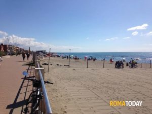Ostia presa d'assalto: domenica di caldo e tuffi. Nei prossimi giorni temperature di nuovo in calo