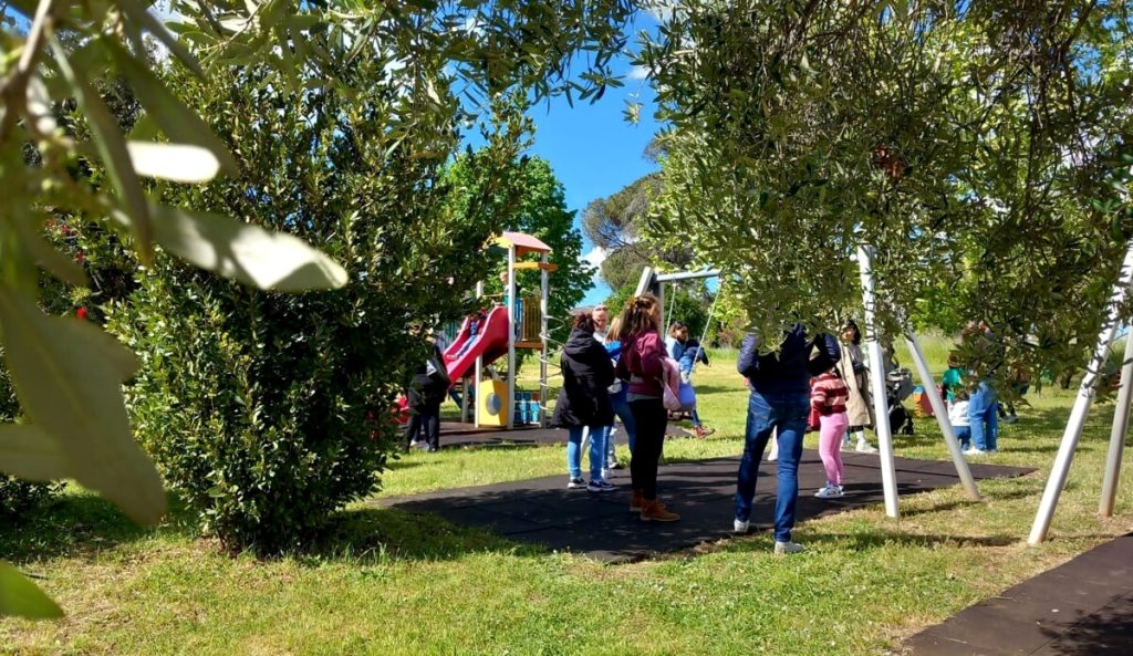 A Roma sud la plastica si "trasforma" in ossigeno. Grazie a tonnellate di tappi sono stati piantati 31 alberi