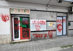 "Nazisti, traditori": imbrattata sede del Partito Democratico. Rovinata targa in ricordo di Bruno Astorre