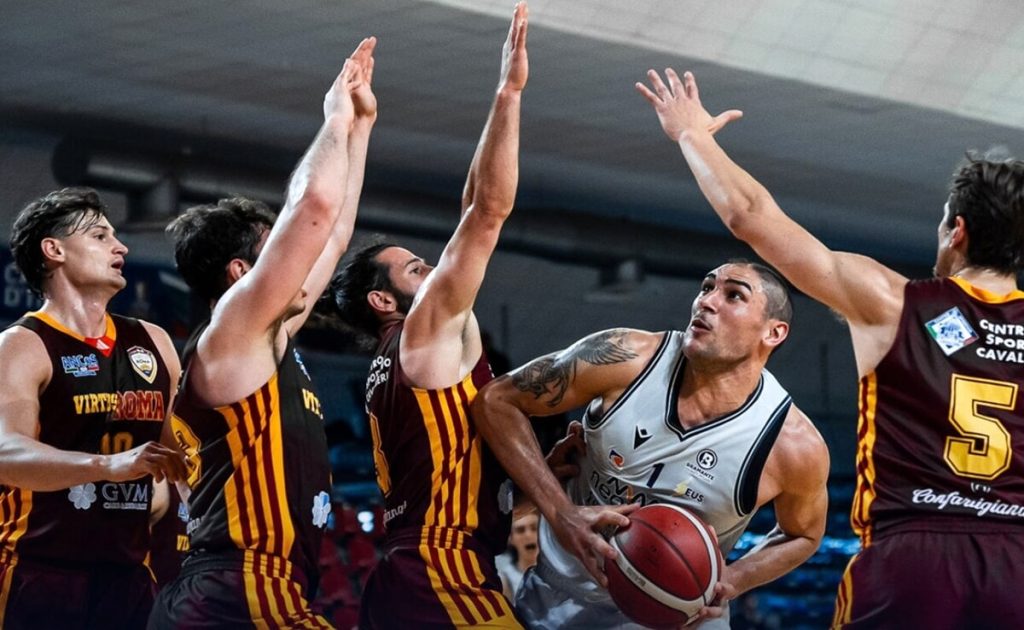 Con una difesa arcigna e una pioggia di triple la Virtus sbanca il Pala Megabox di Pesaro