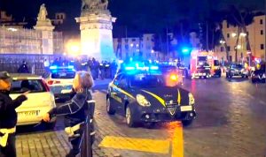 Agricoltore si cosparge di benzina e minaccia di darsi fuoco in piazza Venezia