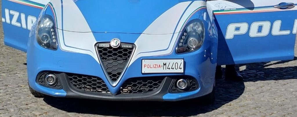 Ricercato minaccia agenti con un coltello, aveva rapinato un ragazzo per comprarsi la cocaina