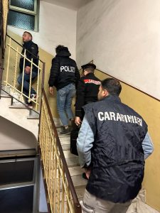 Sequestri e torture a chi non paga la droga, debiti anche oltre 300mila euro: 11 arresti