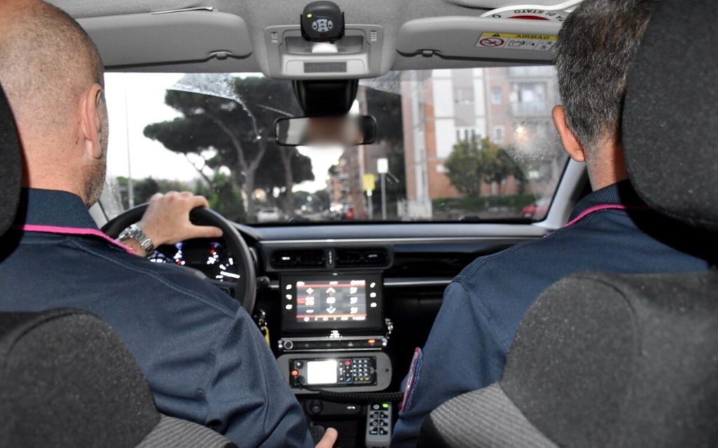 Poliziotti accerchiati dagli amici di un pusher fermato dopo un inseguimento