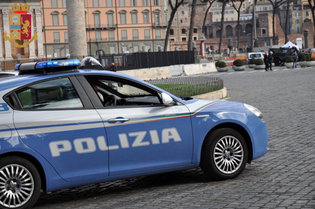 Riprende il cellulare scippato e scappa, rapinatori inseguono turista e la picchiano