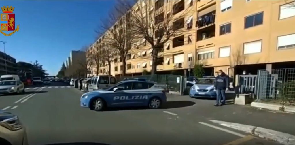 Rissa a colpi di bottiglia in strada, grave un 26enne