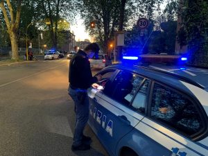 Picchiato e rapinato in strada aggredisce agenti e scappa dalla volante