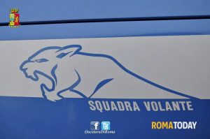 Armeggia nell'auto piena di droga, i poliziotti lo controllano e lui li minaccia con un cacciavite