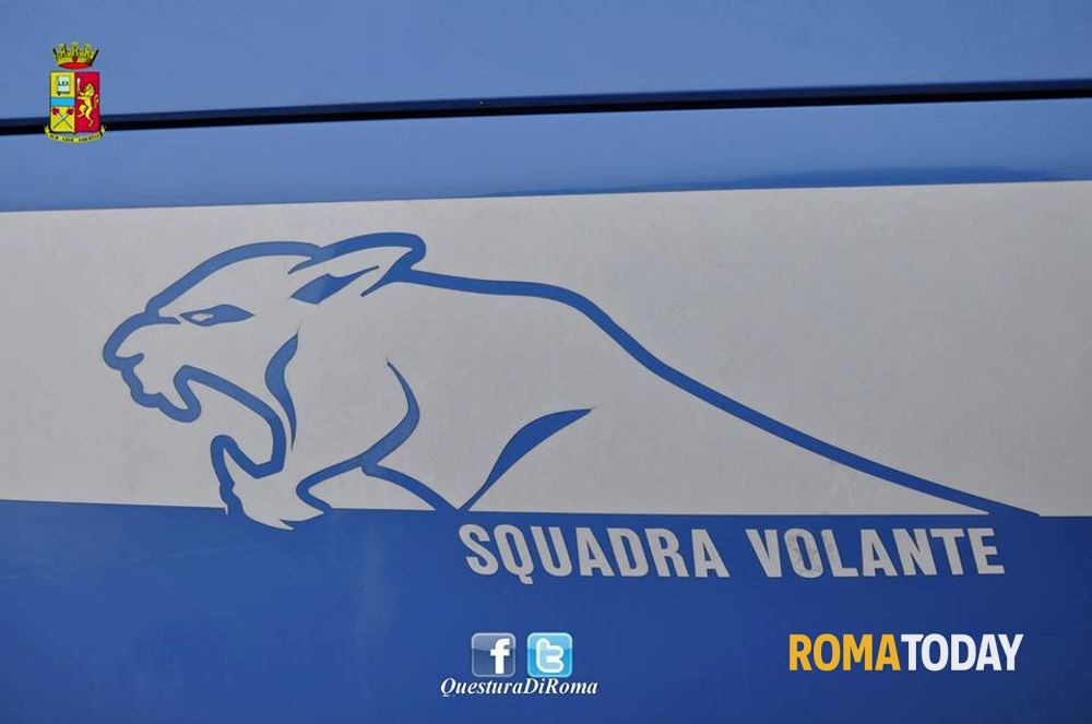 Armeggia nell'auto piena di droga, i poliziotti lo controllano e lui li minaccia con un cacciavite